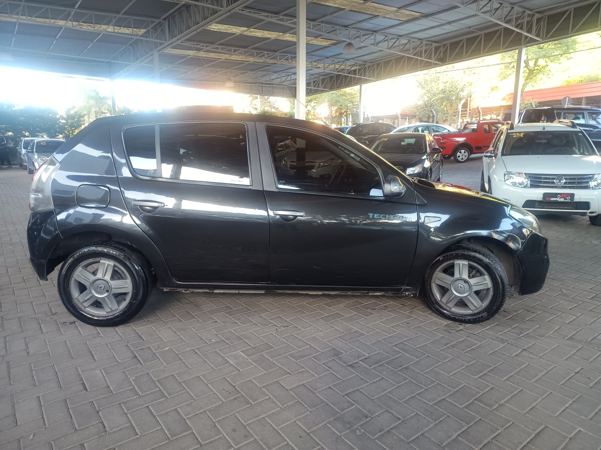 RENAULT - SANDERO - 2013/2014 - Preta - R$ 25.900,00