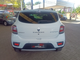 RENAULT - SANDERO - 2015/2015 - Branca - R$ 47.900,00
