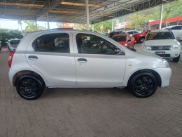TOYOTA - ETIOS - 2012/2013 - Prata - R$ 41.900,00