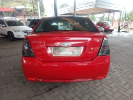 FORD - FIESTA - 2013/2014 - Vermelha - R$ 34.900,00