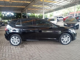 VOLKSWAGEN - GOLF - 2013/2014 - Preta - R$ 81.900,00