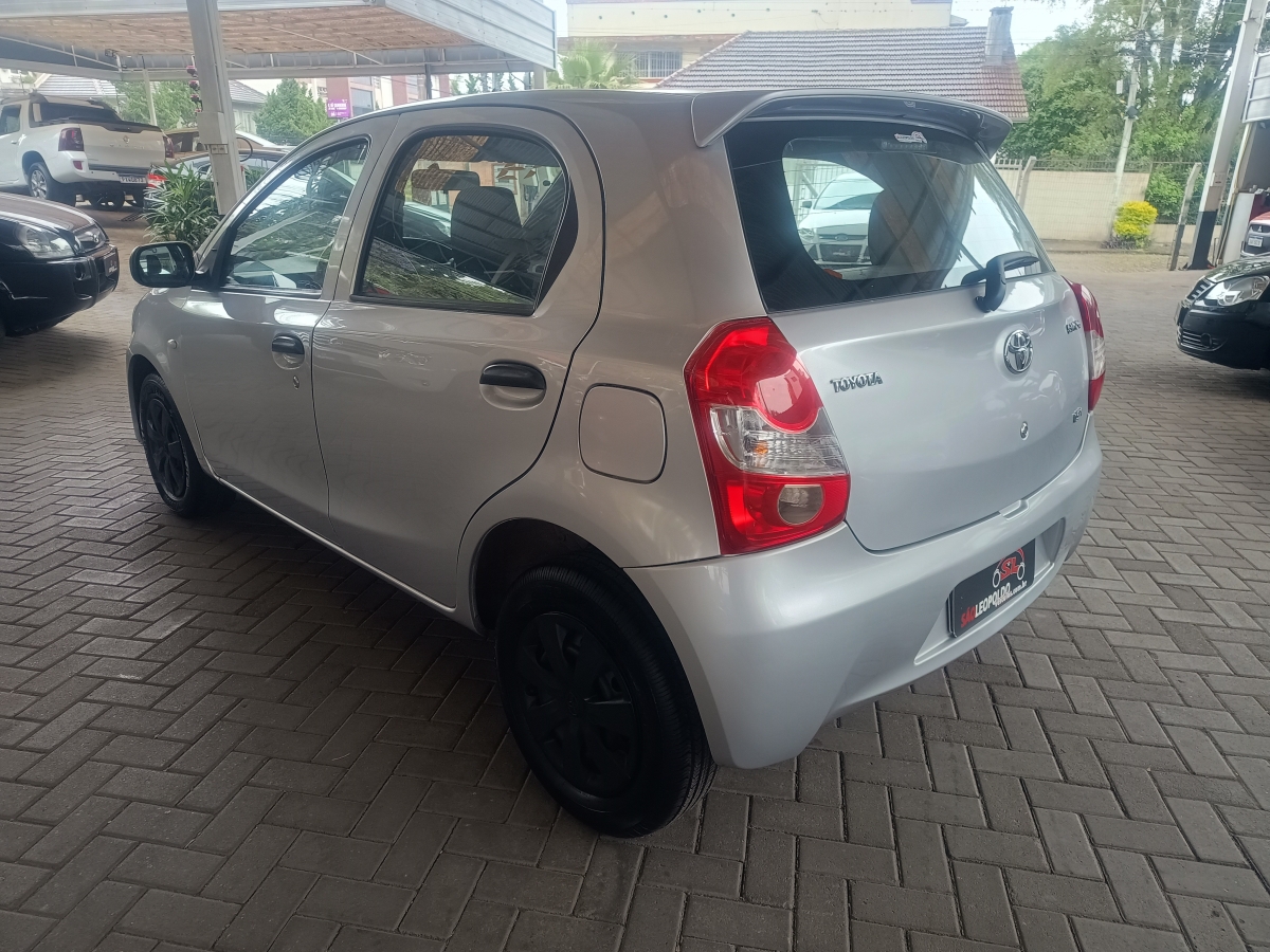 TOYOTA - ETIOS - 2012/2013 - Prata - R$ 41.900,00